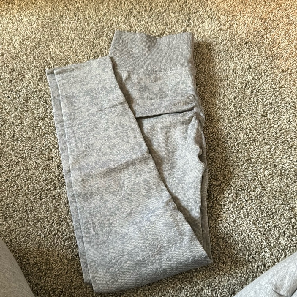 Grey lifting leggings